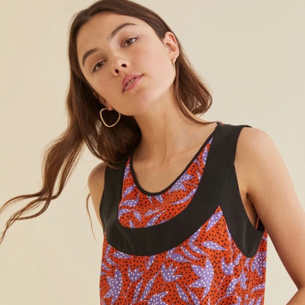 Sleeveless silk blouse to spice up a work outfit!